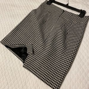 Banana Republic “mini” houndstooth skirt